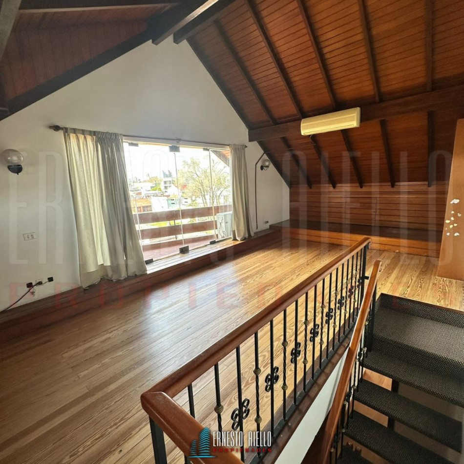 VENTA DE HERMOSA CASA SOBRE LOTE DE 8.66 X 28.40 M, 6 AMBIENTES. CON GARAJE, QUINCHO, JARDIN AL FRENTE Y FONDO.
