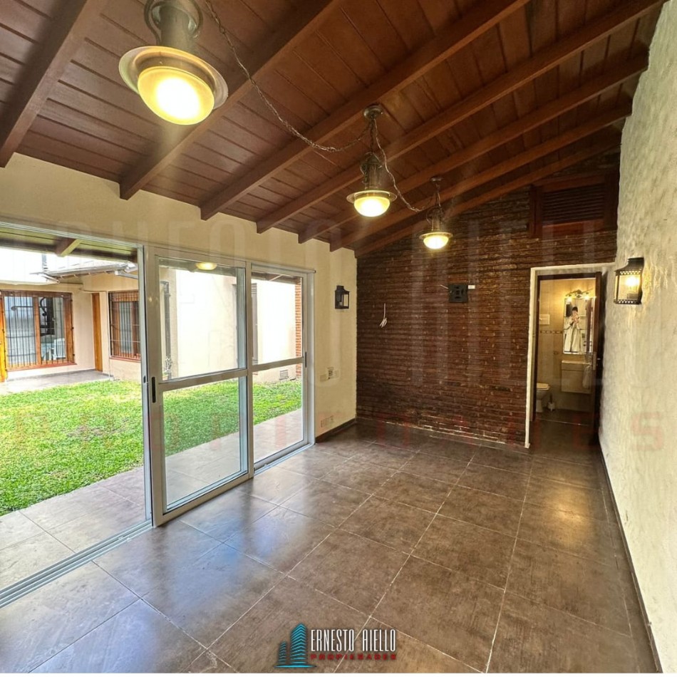VENTA DE HERMOSA CASA SOBRE LOTE DE 8.66 X 28.40 M, 6 AMBIENTES. CON GARAJE, QUINCHO, JARDIN AL FRENTE Y FONDO.