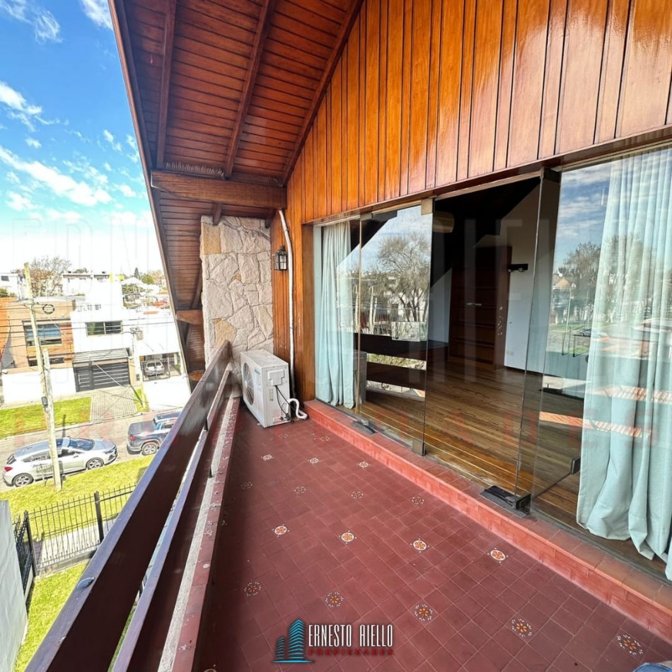 VENTA DE HERMOSA CASA SOBRE LOTE DE 8.66 X 28.40 M, 6 AMBIENTES. CON GARAJE, QUINCHO, JARDIN AL FRENTE Y FONDO.