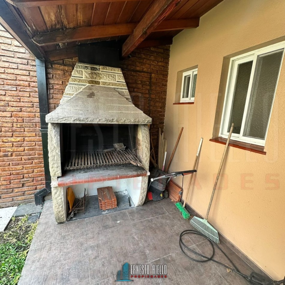 VENTA DE HERMOSA CASA SOBRE LOTE DE 8.66 X 28.40 M, 6 AMBIENTES. CON GARAJE, QUINCHO, JARDIN AL FRENTE Y FONDO.