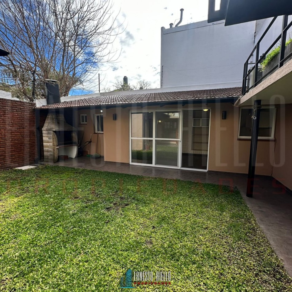 VENTA DE HERMOSA CASA SOBRE LOTE DE 8.66 X 28.40 M, 6 AMBIENTES. CON GARAJE, QUINCHO, JARDIN AL FRENTE Y FONDO.