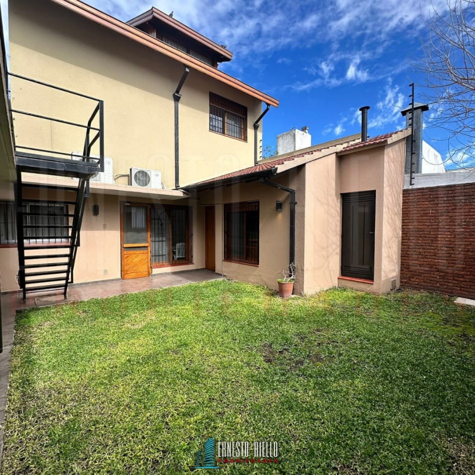 VENTA DE HERMOSA CASA SOBRE LOTE DE 8.66 X 28.40 M, 6 AMBIENTES. CON GARAJE, QUINCHO, JARDIN AL FRENTE Y FONDO.