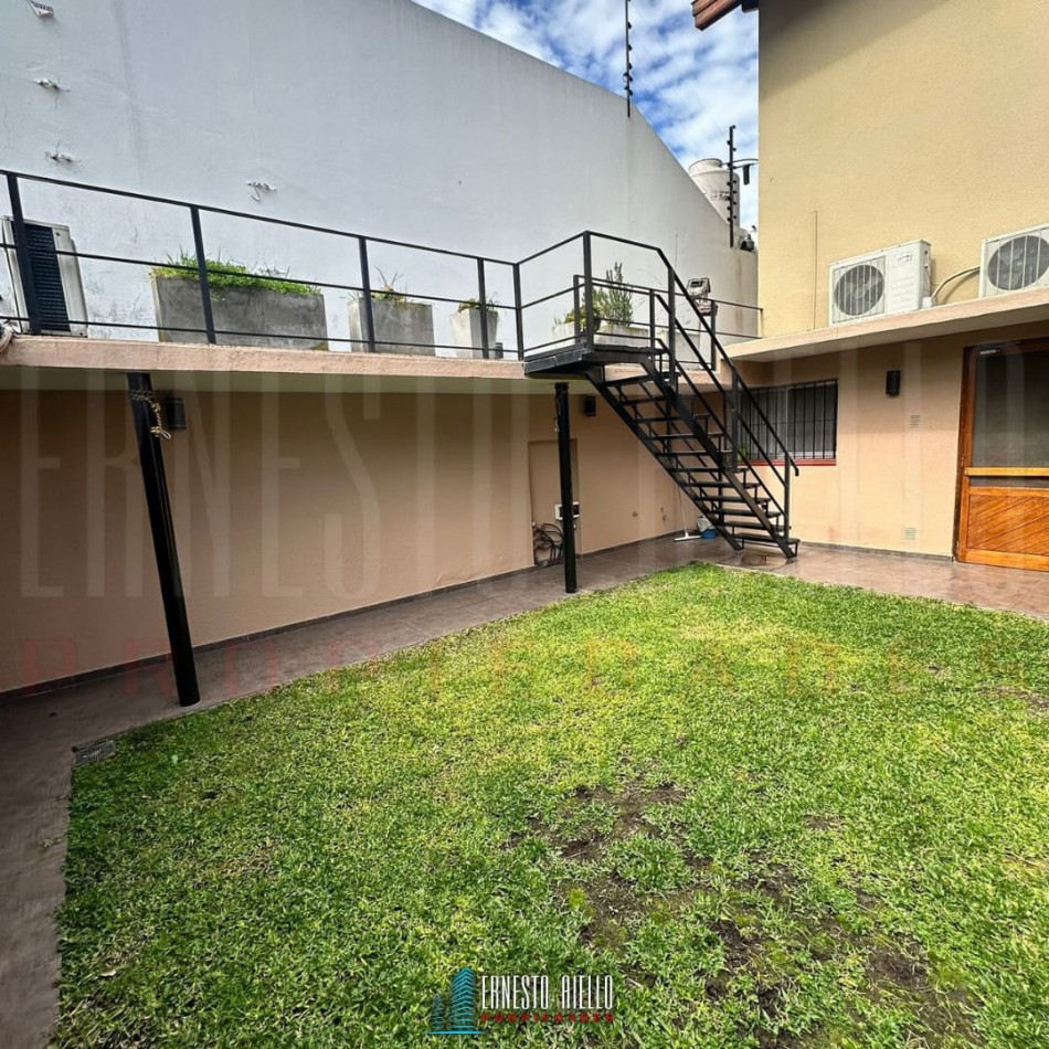 VENTA DE HERMOSA CASA SOBRE LOTE DE 8.66 X 28.40 M, 6 AMBIENTES. CON GARAJE, QUINCHO, JARDIN AL FRENTE Y FONDO.