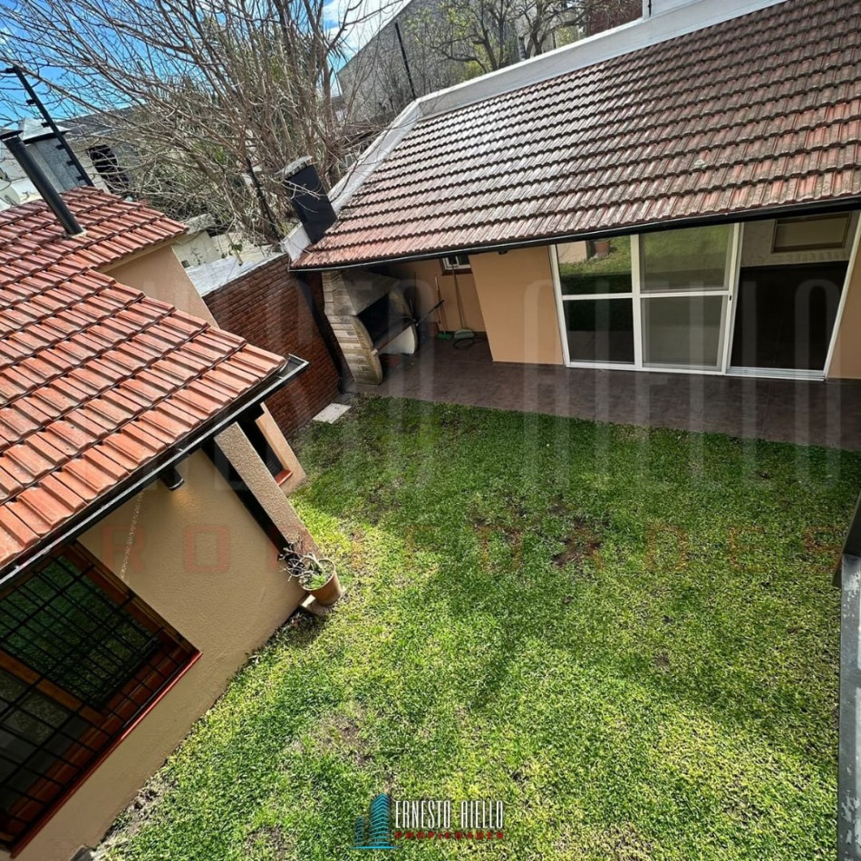 VENTA DE HERMOSA CASA SOBRE LOTE DE 8.66 X 28.40 M, 6 AMBIENTES. CON GARAJE, QUINCHO, JARDIN AL FRENTE Y FONDO.