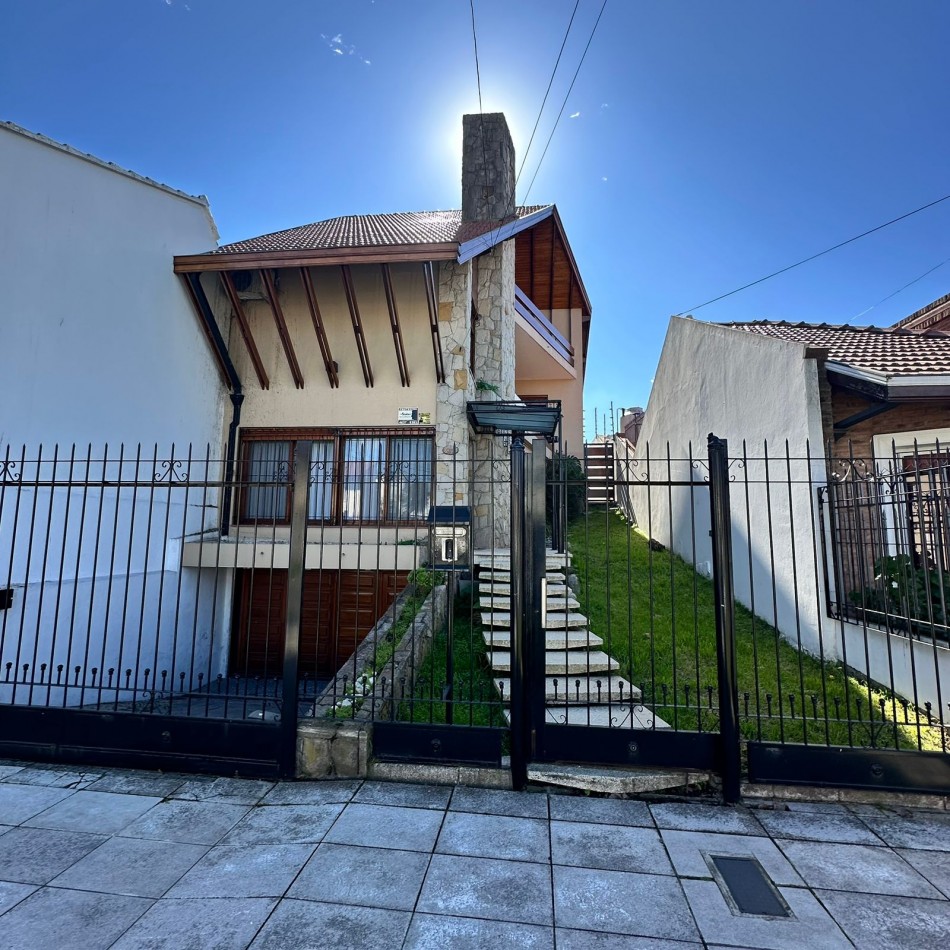 VENTA DE HERMOSA CASA SOBRE LOTE DE 8.66 X 28.40 M, 6 AMBIENTES. CON GARAJE, QUINCHO, JARDIN AL FRENTE Y FONDO.