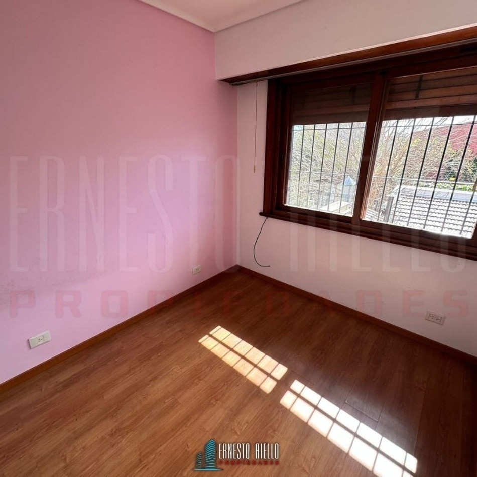 VENTA DE HERMOSA CASA SOBRE LOTE DE 8.66 X 28.40 M, 6 AMBIENTES. CON GARAJE, QUINCHO, JARDIN AL FRENTE Y FONDO.