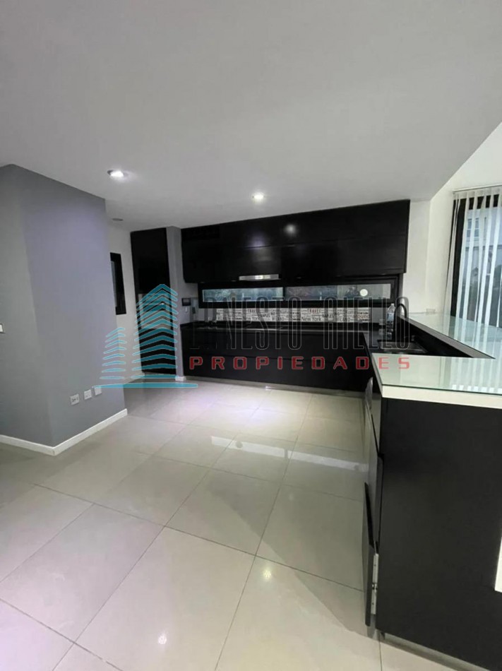VENTA IMPECABLE CASA DE CINCO AMBIENTES EN NUEVO QUILMES. 