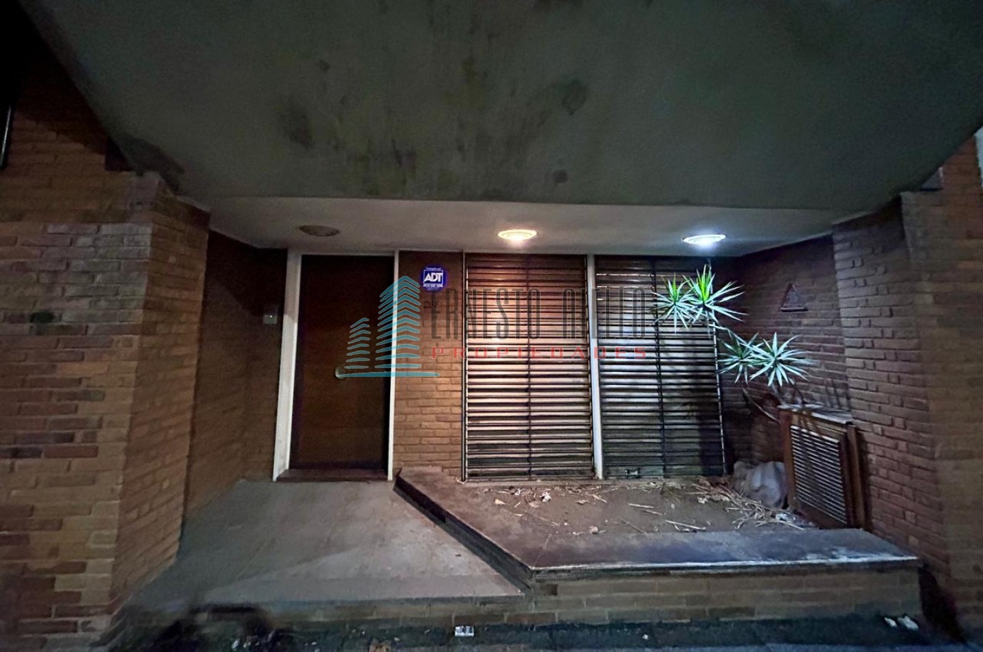 VENTA IMPECABLE CASA DOS PLANTAS CON PARQUE- ZONA RESIDENCIAL 