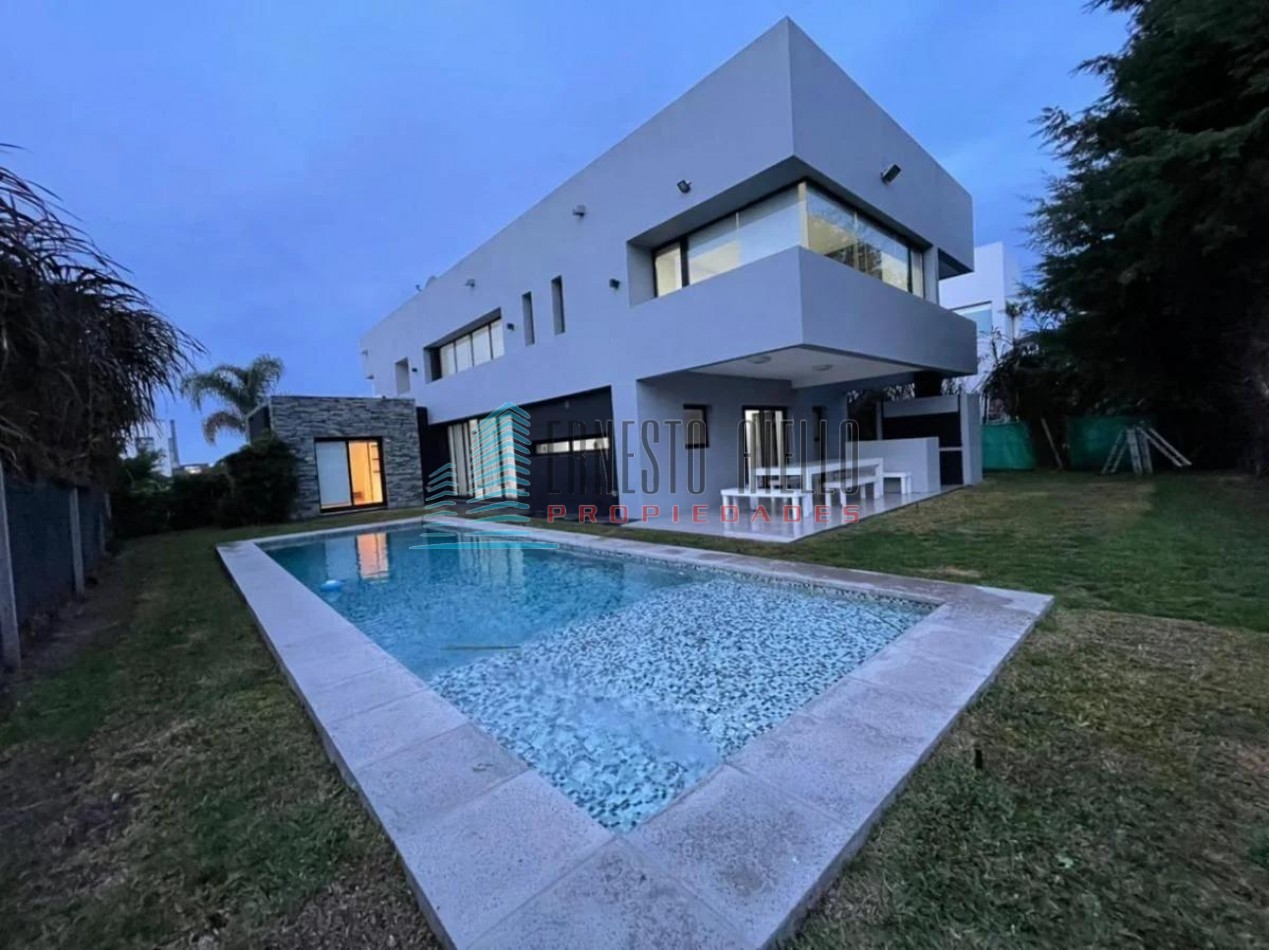 VENTA IMPECABLE CASA DE CINCO AMBIENTES EN NUEVO QUILMES. 