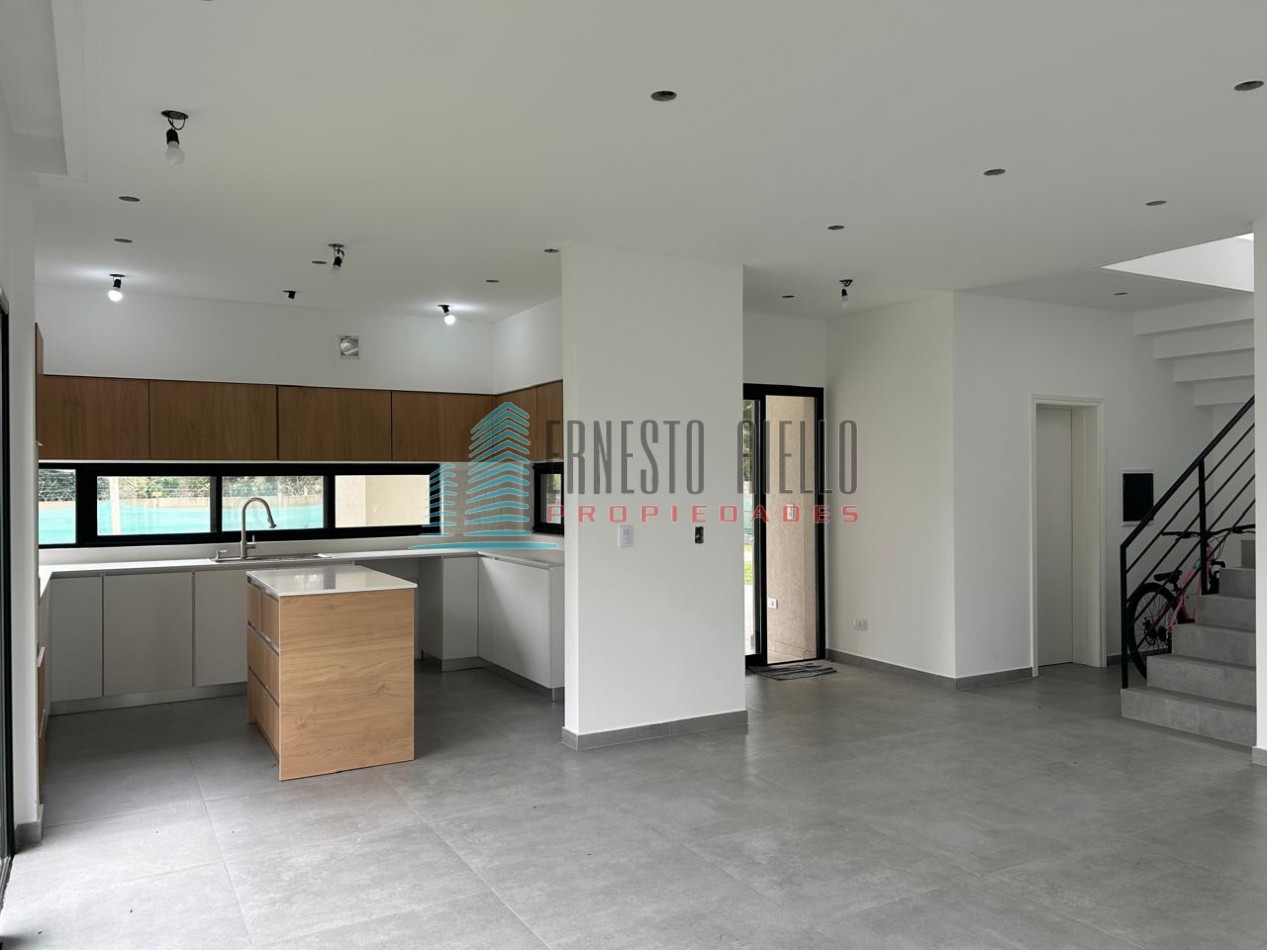 CASA EN VENTA CUATRO AMBIENTES CON PISCINA