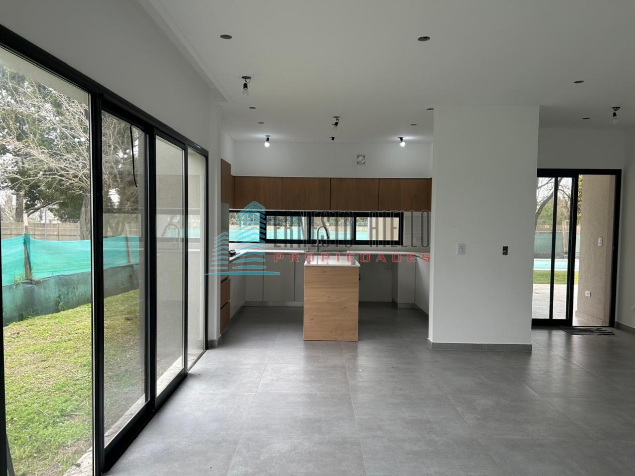 CASA EN VENTA CUATRO AMBIENTES CON PISCINA