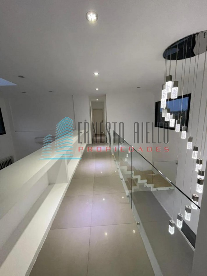 VENTA IMPECABLE CASA DE CINCO AMBIENTES EN NUEVO QUILMES. 