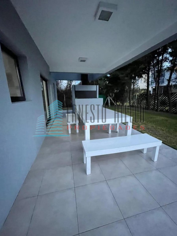 VENTA IMPECABLE CASA DE CINCO AMBIENTES EN NUEVO QUILMES. 