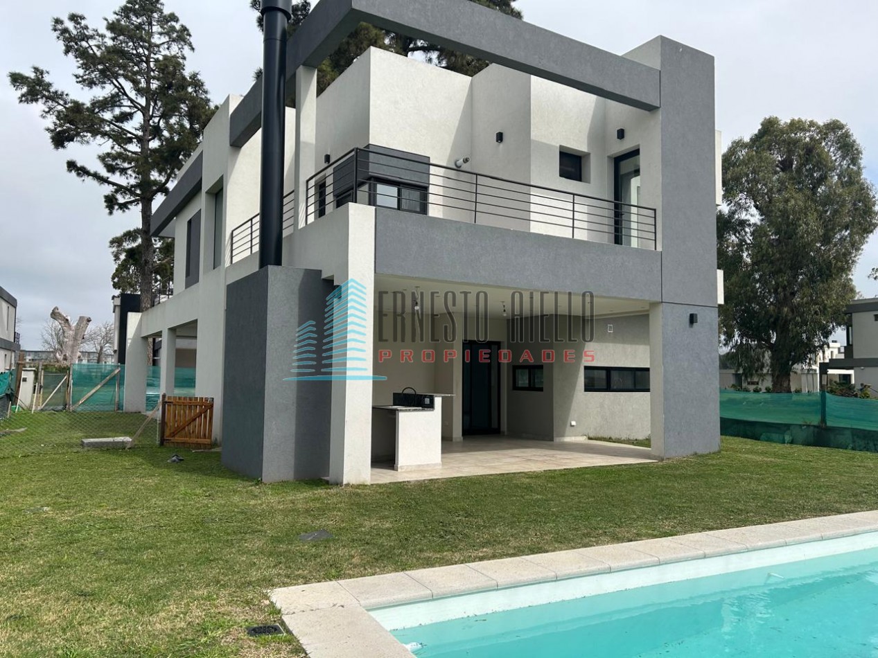 CASA EN VENTA CUATRO AMBIENTES CON PISCINA