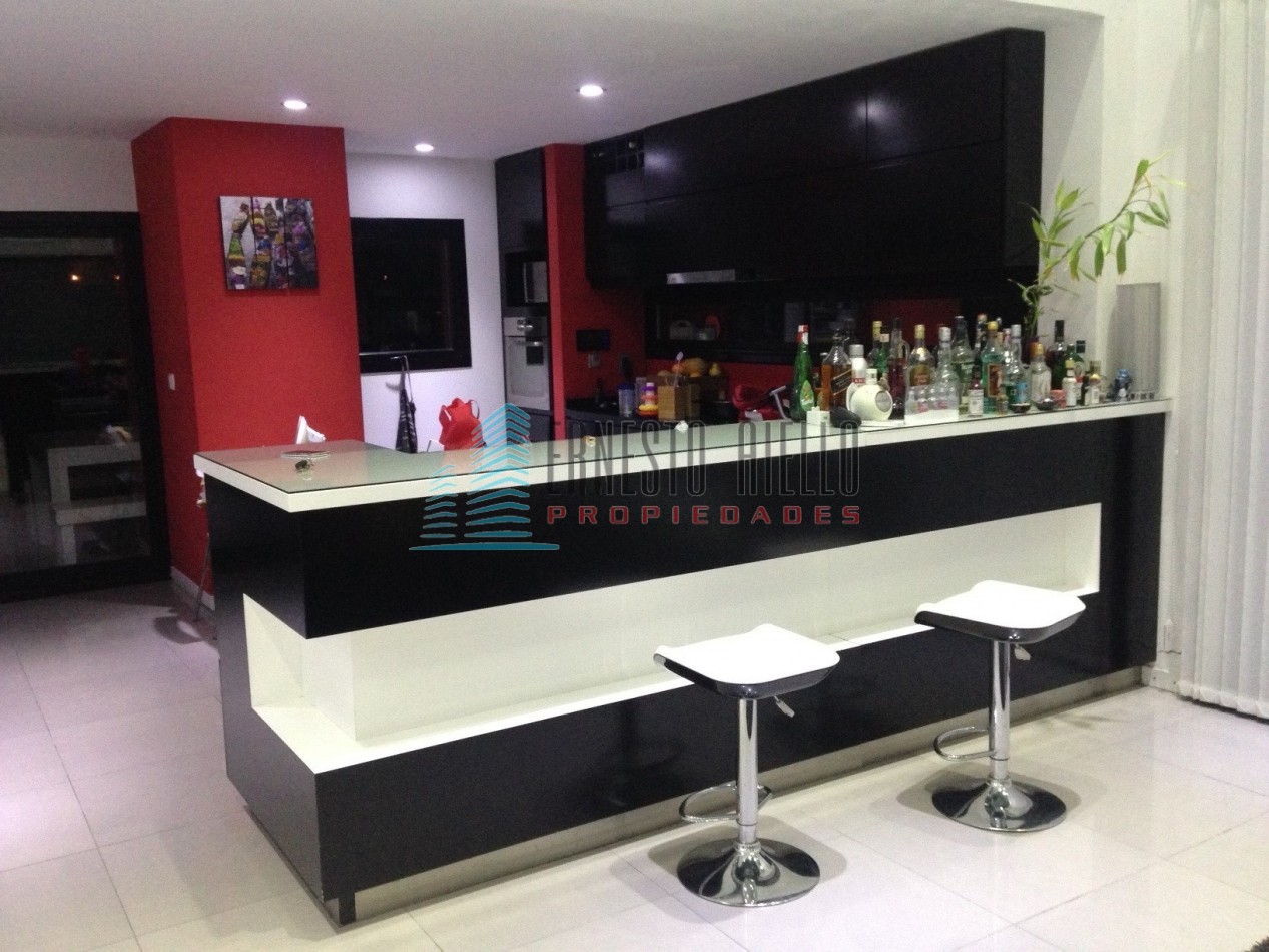VENTA IMPECABLE CASA DE CINCO AMBIENTES EN NUEVO QUILMES. 