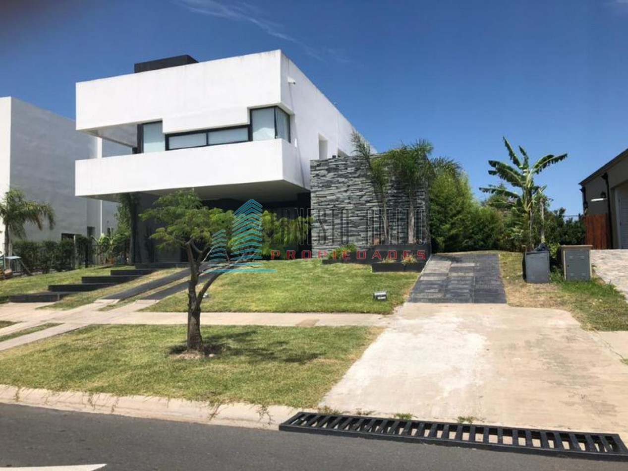 VENTA IMPECABLE CASA DE CINCO AMBIENTES EN NUEVO QUILMES. 