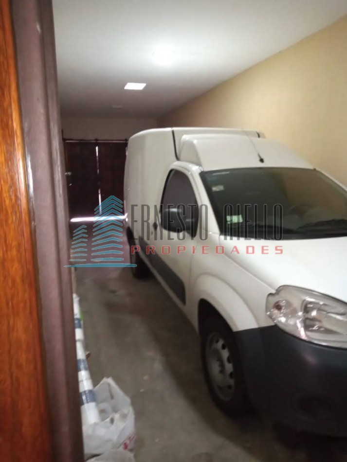 ALQUILER CASA DE CUATRO AMBIENTES CON COCHERA Y PATIO CON PILETA EN QUILMES.