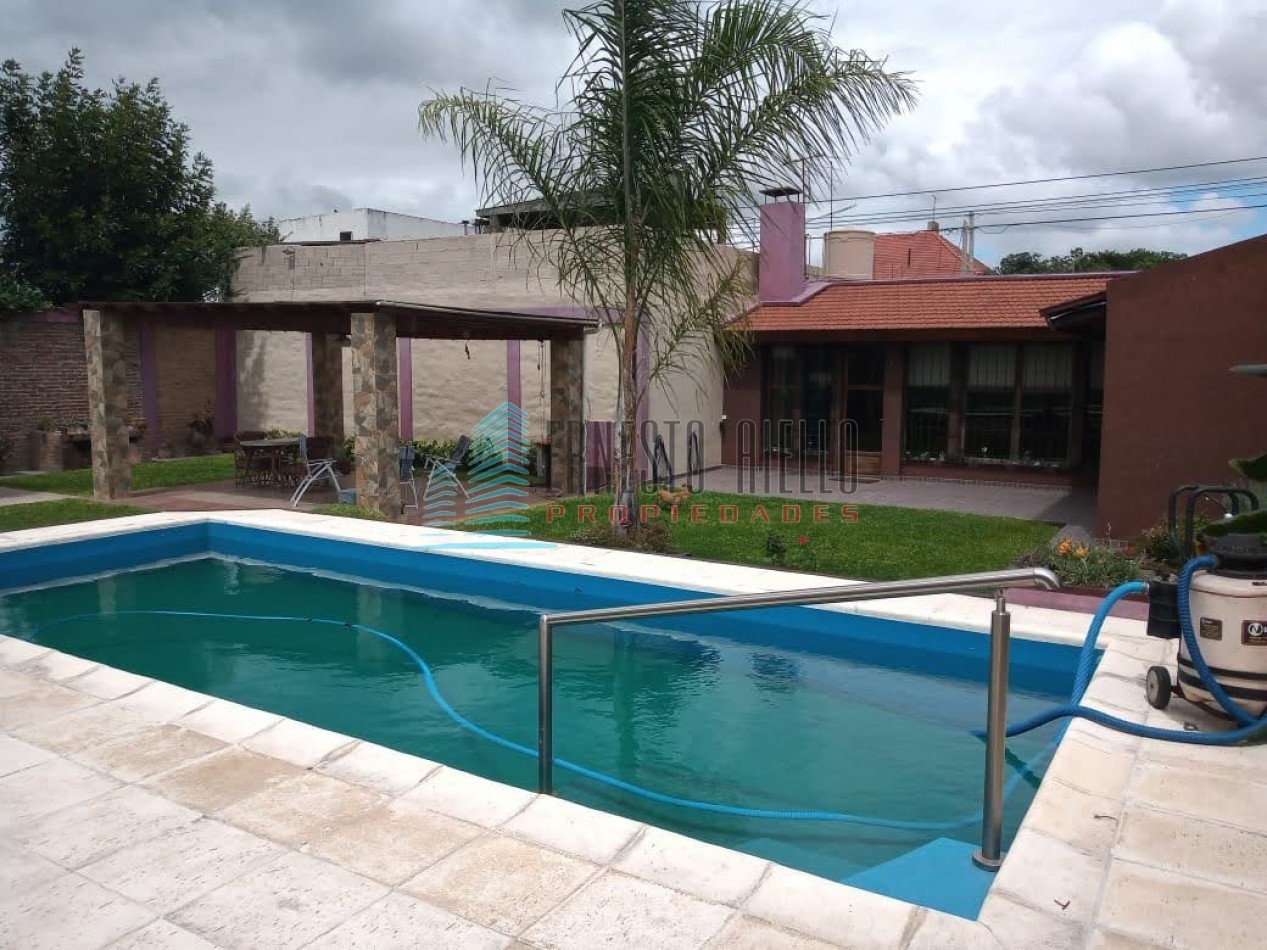 ALQUILER CASA DE CUATRO AMBIENTES CON COCHERA Y PATIO CON PILETA EN QUILMES.