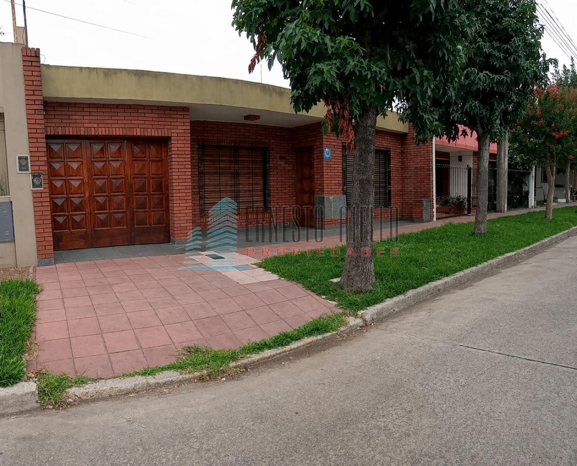 ALQUILER CASA DE CUATRO AMBIENTES CON COCHERA Y PATIO CON PILETA EN QUILMES.