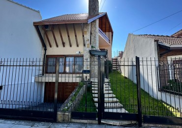 VENTA DE HERMOSA CASA SOBRE LOTE DE 8.66 X 28.40 M, 6 AMBIENTES. CON GARAJE, QUINCHO, JARDIN AL FRENTE Y FONDO.